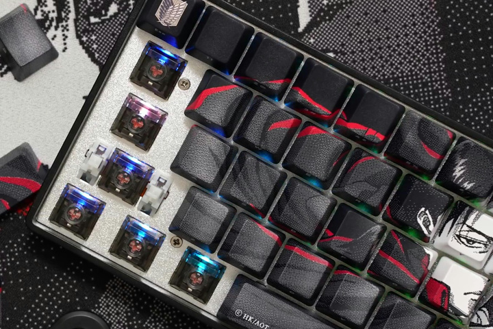 HIGROUND、リヴァイと超大型巨人の2モデルある”進撃の巨人”コラボの