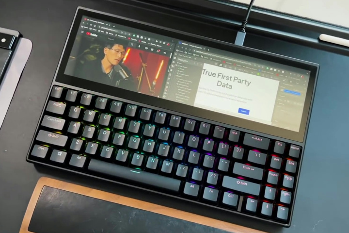 Kwumsy、12.6インチのタッチスクリーンディスプレイが一体化した