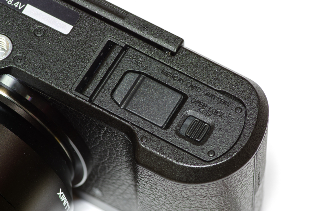 LUMIX GX7 Mark IIの電池蓋ロックが緩すぎる問題をハーフボディケース