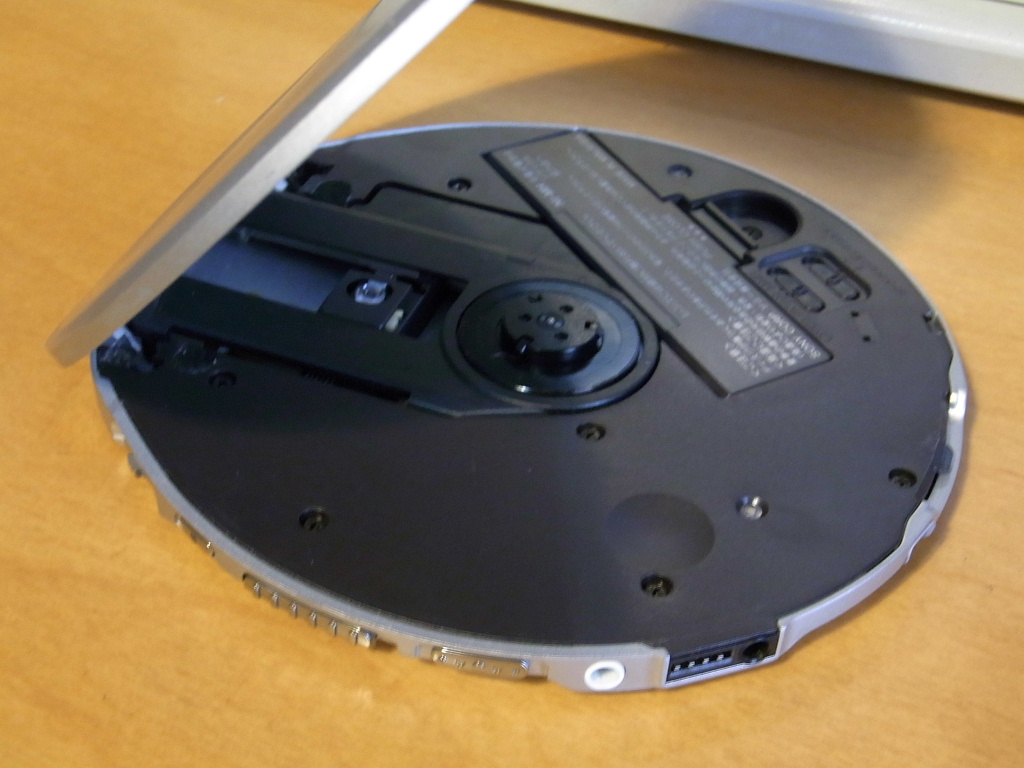 卓上オーディオ (Tabletop Audio): ポータブルCDプレイヤー(SONY D-EJ2000)