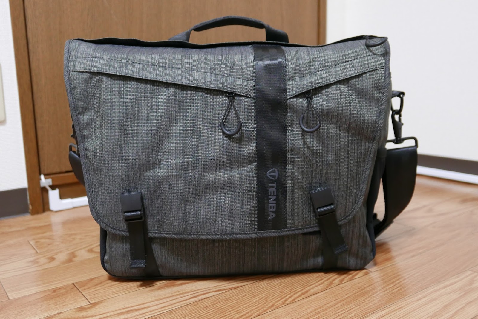 フルサイズ一眼レフが2台入る！！ TENBA カメラバッグ MESSENGER BAG