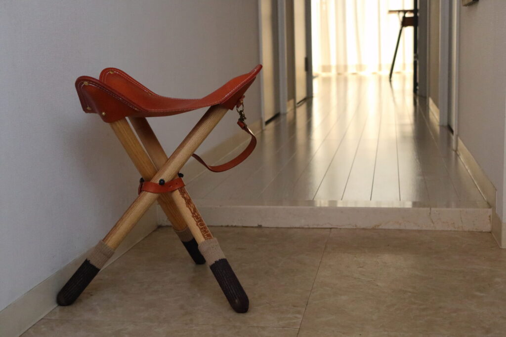 レザー製ハンティングチェアの傑作！SomAbitoソマチェアが焚き火チェア