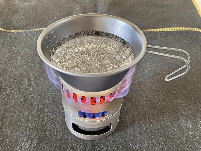 画像・写真：熱源は3種類！ “コンパクト収納のストーブ” エバニュー