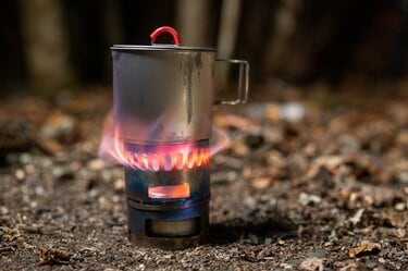 熱源は3種類！ “コンパクト収納のストーブ” エバニュー「アルコール