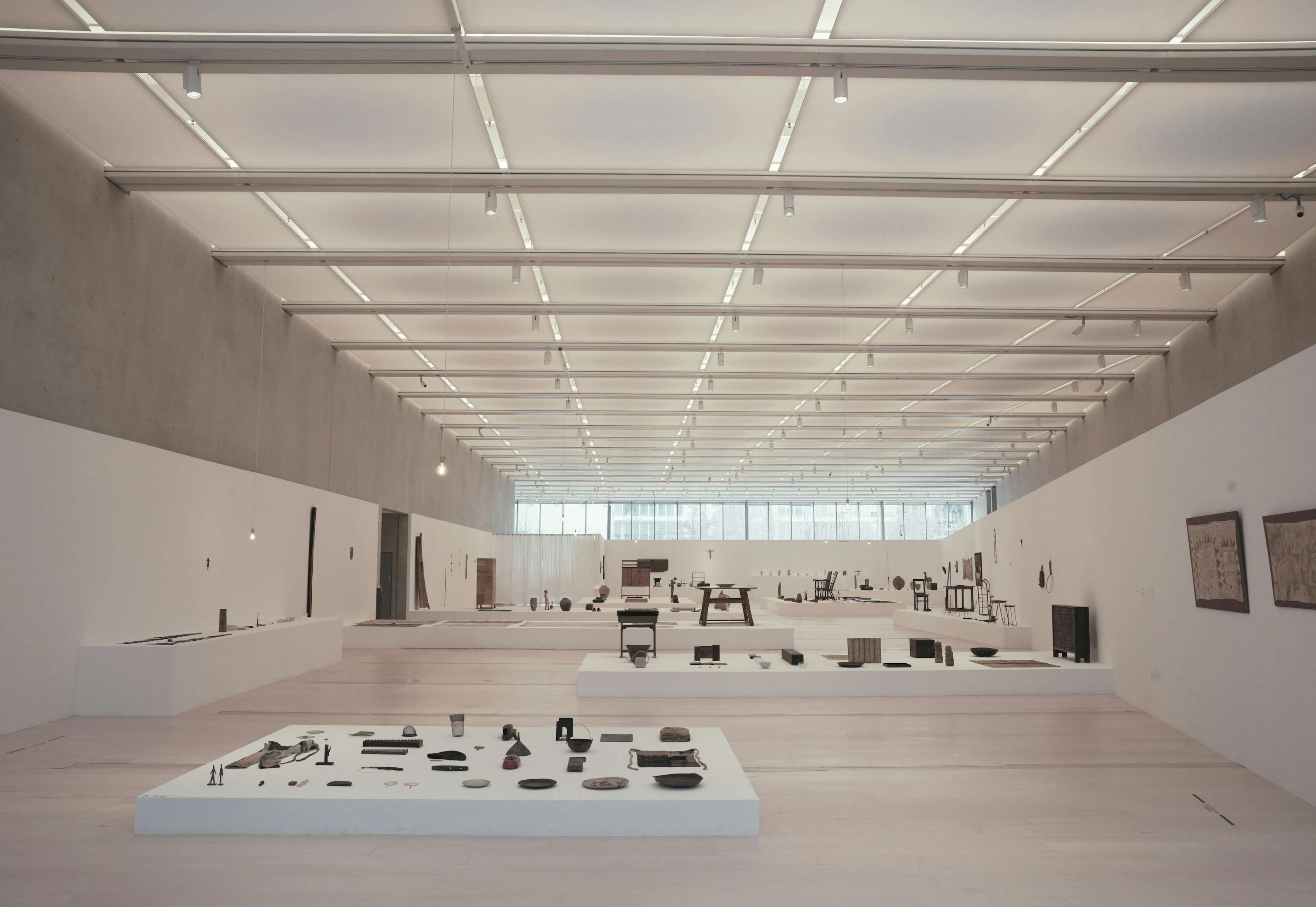 古道具」という死生観。沢山遼評「古道具坂田 僕たちの選択」展｜美術手帖