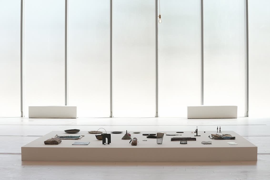 古道具」という死生観。沢山遼評「古道具坂田 僕たちの選択」展｜美術手帖