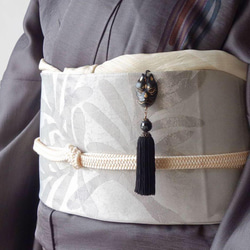 帯飾り 金黒狐面 フロストブラックオニキス タッセル / 帯飾りプレート