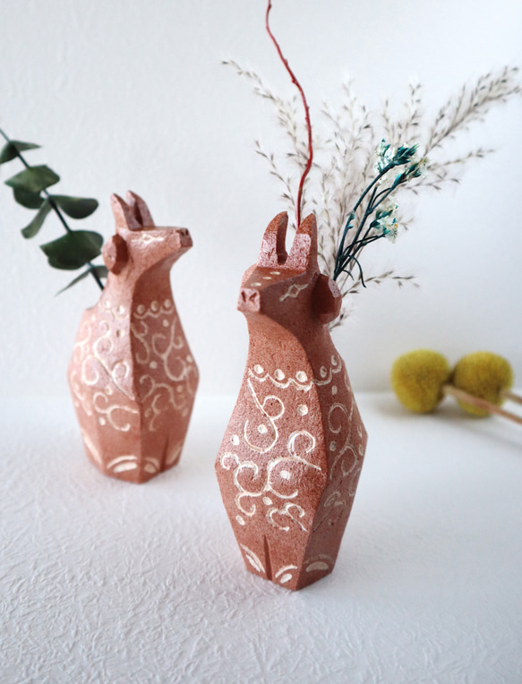 牛の置物・一輪挿し 花器 陶器 民芸風模様 ドライフラワー付 一輪挿し