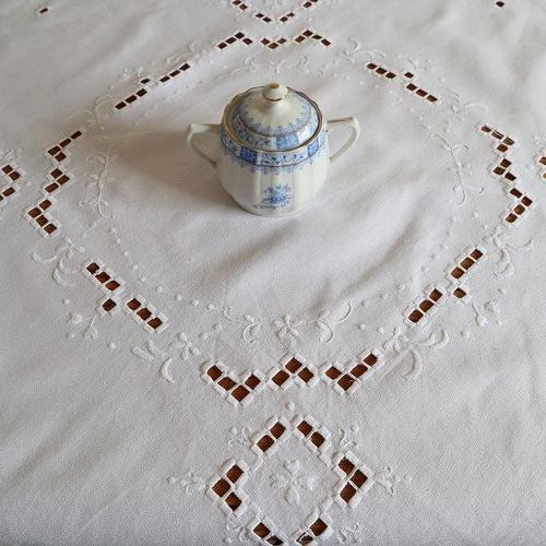 ドイツの手仕事/細やかなハーダンガー刺繍とお花の白糸刺繍 生地 手