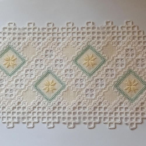 受注制作】北欧ハーダンガー刺繍 テーブルセンターミニ ホワイト