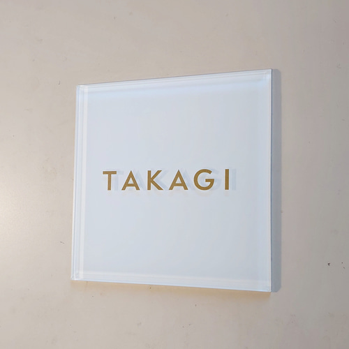 屋外対応】気品溢れる白ベースアクリル表札＊透明4辺45度斜めカット