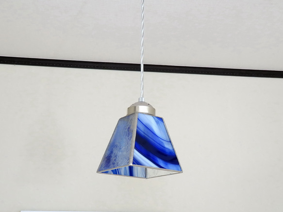 ブルー×クリア・水の流れ（ステンドグラスペンダントライト照明）M
