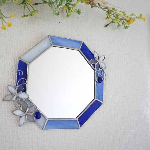✴︎:.｡青の煌めき 白い花の青色八角形鏡♪ 花3つ（size20.5/Max23