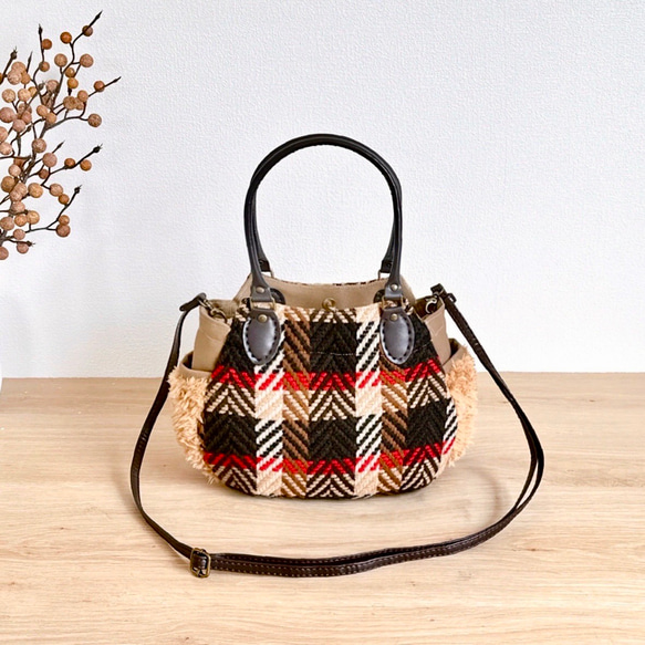 大人気】レトロチェックツイードとプードルボアのころんと2WAY