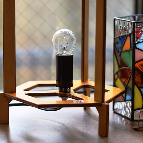 ステンドグラス・3本足木枠の6面ランプ 679 スタンドライト・テーブル