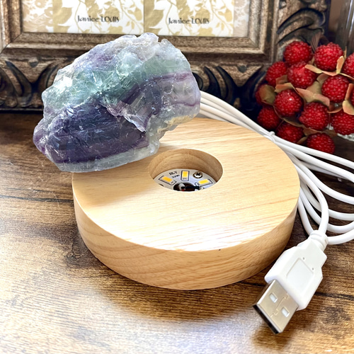 フローライト原石(蛍石)の間接照明☆LED木製ディスプレイ台座242g(A