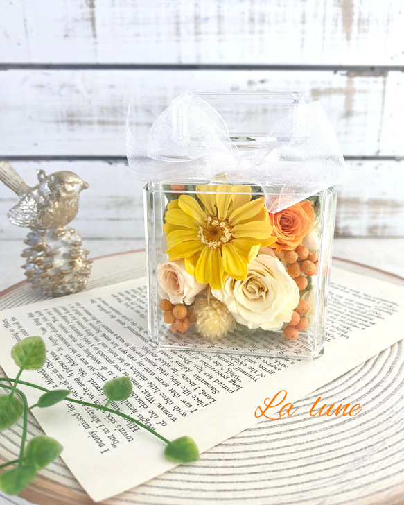 香水瓶プリザーブドフラワーアレンジ〜ビダミンカラーローズ・ジニア