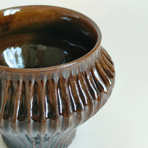 フラワーベース 鎬 しのぎ 花器 花瓶 飴釉 茶色 光沢 多用途 小壺