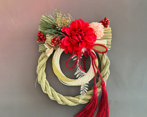 新年を祝う赤ダリアと祝い水引金のかすみ草のお正月しめ縄飾り＊無料