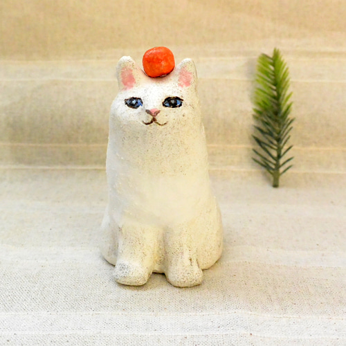 ネコの鏡餅（B）オーブン陶芸 白猫 ネコ餅 みかん付 置き物 お正月の