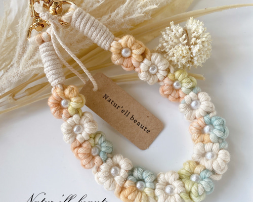 コットンパールのお花模様♡ マクラメ スマホハンドストラップ