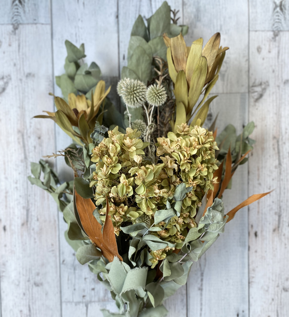 リューカデンドロン・サファリサンセットと柏葉アジサイのスワッグ