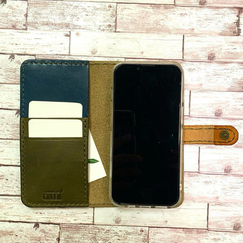2枚ポケット付き栃木レザー オリーブグリーン iPhoneケース 手帳型 本