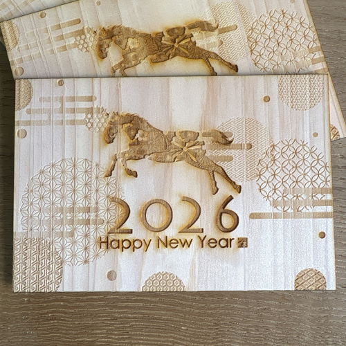 年賀状 ヒノキ 木製 おもしろ 2026 午 馬 桧 檜 ポストカード Ichiha
