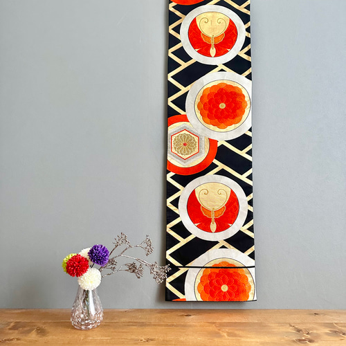 帯のタペストリー 漆黒に蝶と菊花 帯 リメイク インテリア 掛け軸 和