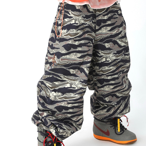 VOLCOM 迷彩柄アウター スノボ スノーボード カモフラ 緑オレンジ