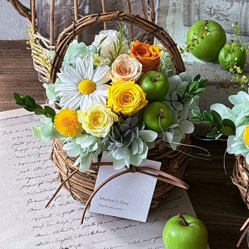 プリザーブドフラワーアレンジメント マーガレットと青リンゴの花カゴ