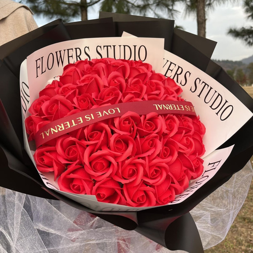 赤バラ33本かわいいひまわりハンドメイド花束バラソープフラワー