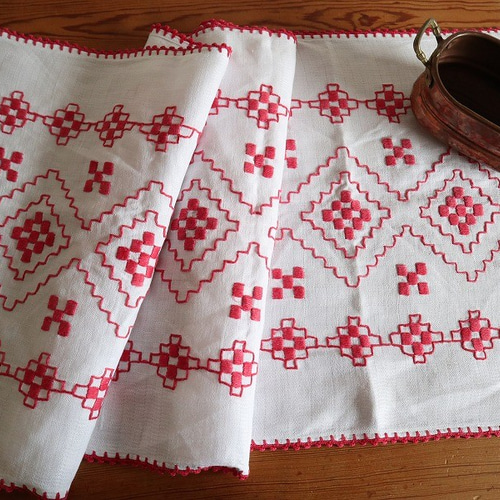 ドイツの手仕事/フォークロアな幾何学模様の赤糸手刺繍 テーブル