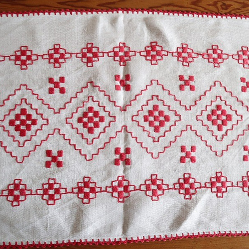 ドイツの手仕事/フォークロアな幾何学模様の赤糸手刺繍 テーブル