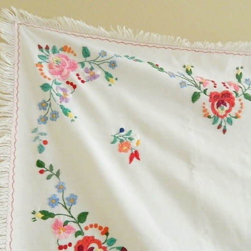 お花のカロチャ刺繍ハンガリーヴィンテージテーブルクロス スミレ