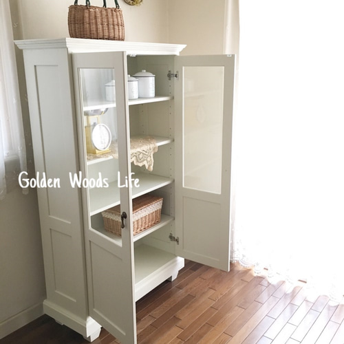 ホワイトシャビーな食器棚(カップボード) チェスト・キャビネット 木工