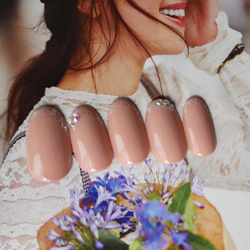 52／ 白箔ベージュフレンチネイルスワロフスキー上品ネイルシンプル