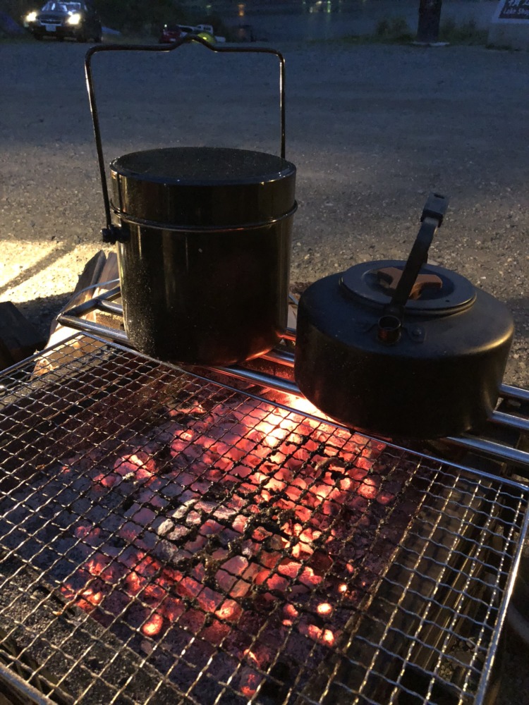 レビュー】焚き火も料理も楽しめる燃焼効率抜群の焚き火台「コールマン