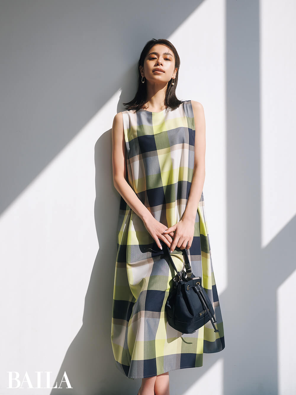 色と柄で遊ぶ、都会派サマーガール｜BLUE LABEL CRESTBRIDGE(ブルー