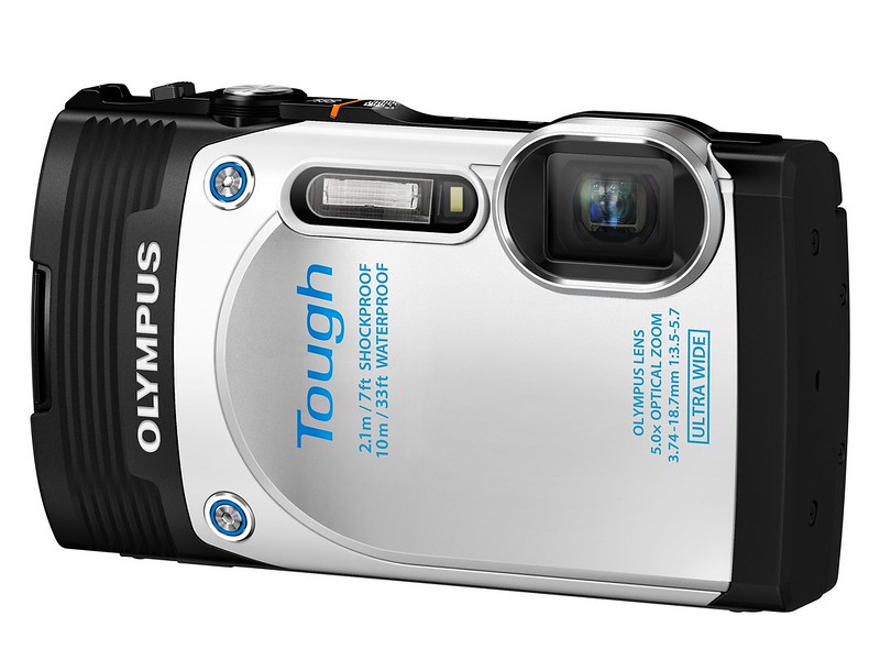 広角に強く自撮り対応の防水コンデジ「STYLUS TG-850 Tough」を手に