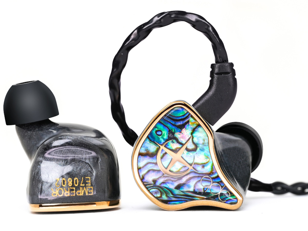 qdcの最上位ユニバーサルイヤモニ EMPERORとカスタム2機種が登場。15