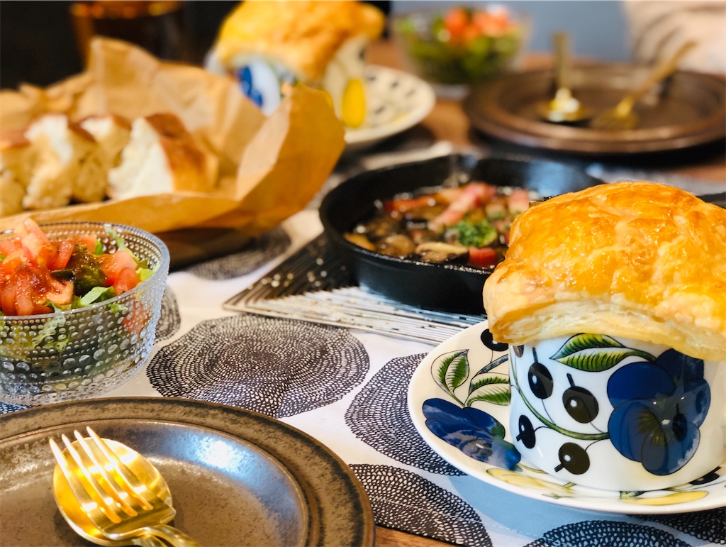 かもめ食堂』に登場したイッタラのおしゃれなホーロー鍋 キャセロール