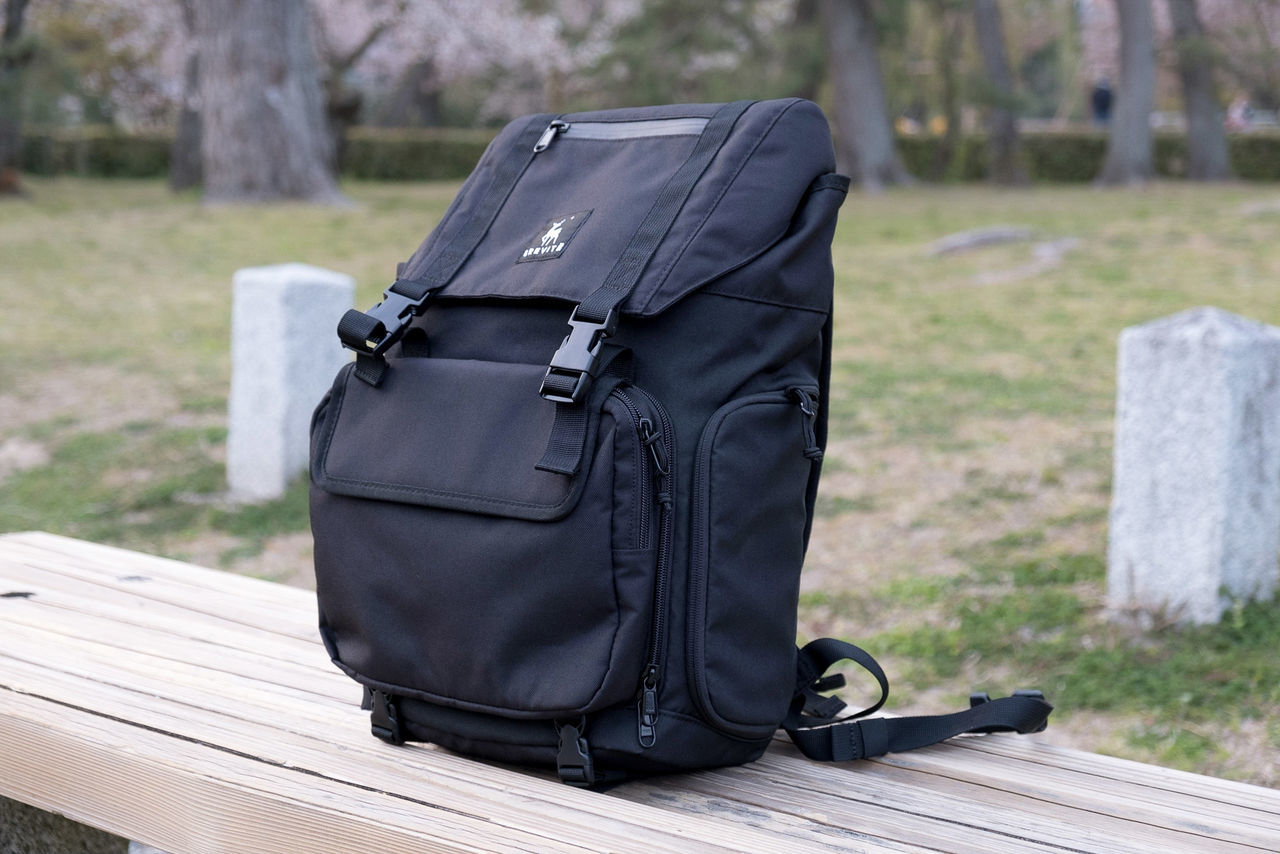 たまに買うならこんなカメラバッグな「Brevitē Rucksack」使ってる