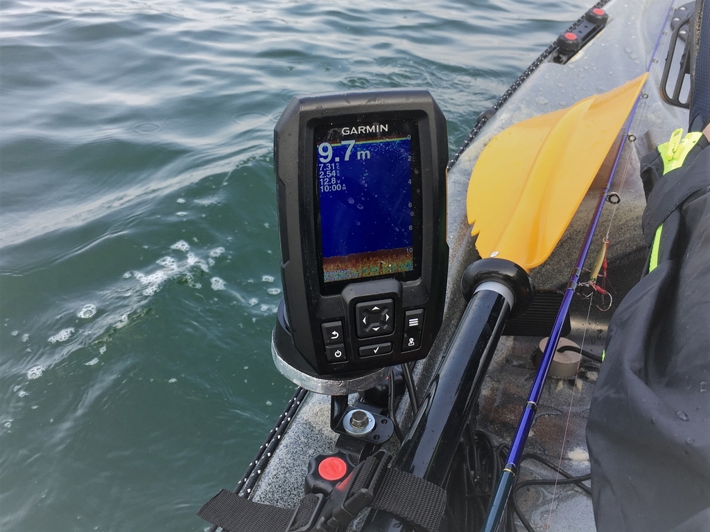 カヤックに魚探本体を取り付けてみます。ガーミン ストライカー - 青物