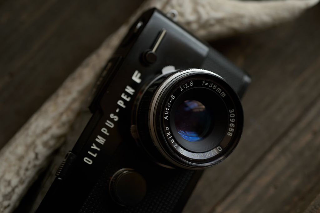 ハーフサイズカメラのPEN FTブラックとF.Zuiko Auto S 38mm f1.8、G