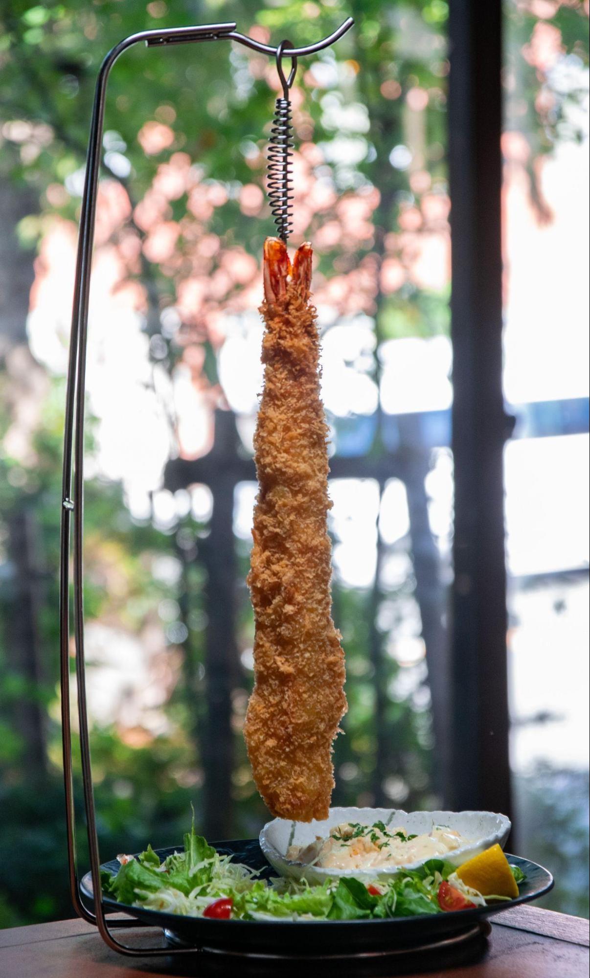 全長36cmの「ジャンボ海老フライ」で話題に。和食店・なすび総本店に