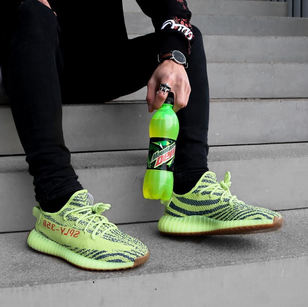 adidas Yeezy Boost 350 V2 Semi Frozen Yellow セミフローズン
