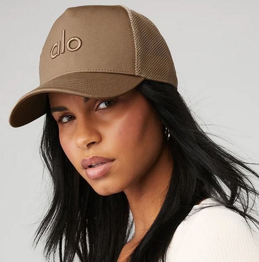 Alo Yoga 海外セレブ＆K-POP多数愛用・ロゴ トラッカーキャップ (ALO