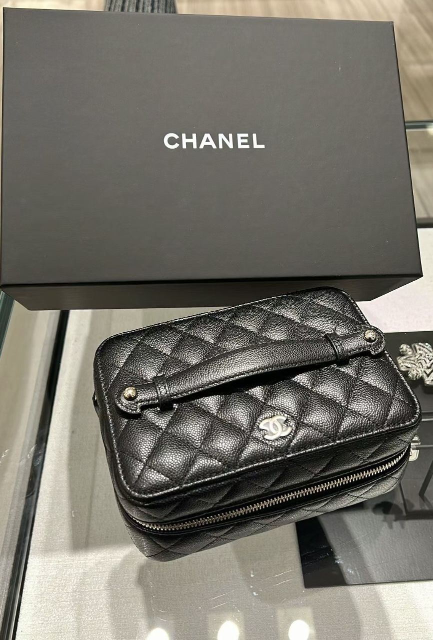 持ち歩ける大きさで便利！旅行にも☆CHANEL アクセサリーケース
