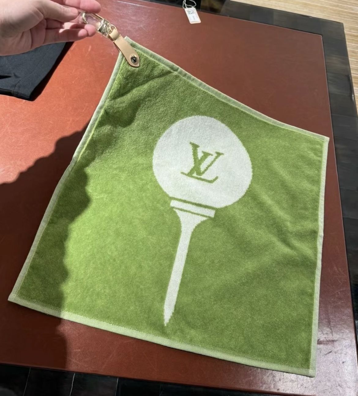 ギフトにも☆芝生のようなグリーン Louis Vuitton ゴルフタオル (Louis